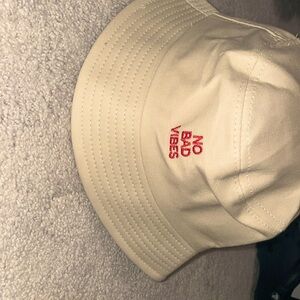 No Bad Vibes, Beige Bucket Hat